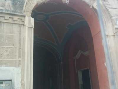 ...che hanno svelato anche un interno dipinto di rosso con volte a vela